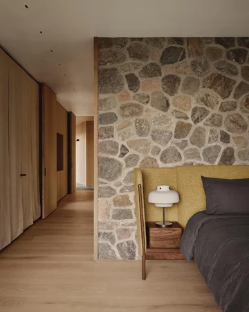 Każdy detal tego domu – od kamiennej wyspy po ręcznie wykonane balustrady – nawiązuje do krajobrazu skalistej wyspy w zatoce Georgian Bay, zacierając granicę między architekturą a naturą 