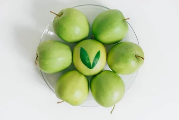 Jabłka seven green apples served on bowl