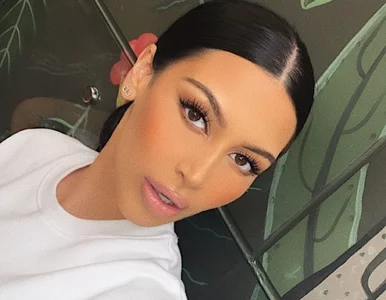 Miniatura: Blogerka wygląda jak Kim Kardashian. Fani...