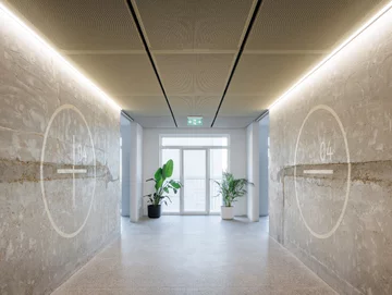 Dawny hotel robotniczy w Koszycach odzyskał modernistyczną godność, projekt  Atrium Architekti 