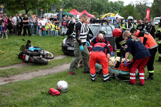 ...motocyklista ma małe szanse na przeżycie (fot. PAP/Tomasz Gzell)