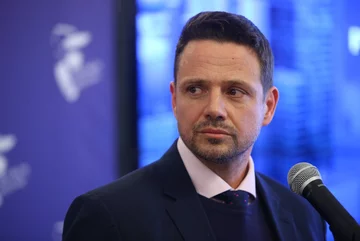 Podpisanie przez Rafała Trzaskowskiego deklaracji LGBT+ budzi skrajne emocje. Kto skomentował tę decyzję w następujący sposób: „Prezydent Trzaskowski chce przeprowadzić eksperyment na dzieciach w Warszawie”?