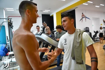 Cristiano Ronaldo wita się z kolegami z Juventusu 