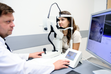Dzięki badaniu OCT, kt&oacute;re pokazuje z&nbsp;dużą dokładnością mikrostrukturę siatk&oacute;wki, możliwa jest  bezbolesna i&nbsp;zaawansowana diagnostyka chor&oacute;b oczu
