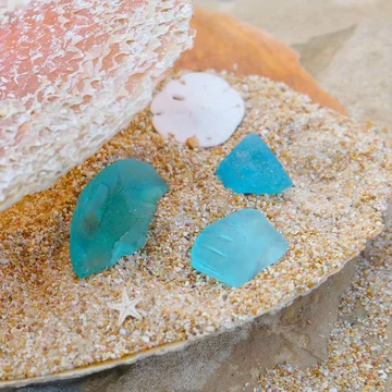 Kolorowe kamyczki, kawałki szkła i muszelki 