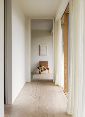 Jesienny i&nbsp;nostalgiczny. Parterowy dom zaprojektowany przez Norm Architects