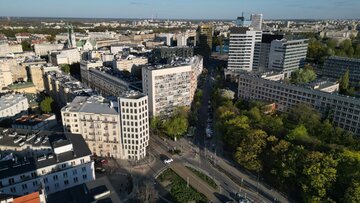 Plac Politechniki 4&nbsp;to&nbsp;kameralny apartamentowiec zaprojektowany przez pracownię WXCA, kt&oacute;ry uzupełnił historyczną zabudowę jednego z&nbsp;najbardziej reprezentacyjnych plac&oacute;w Warszawy