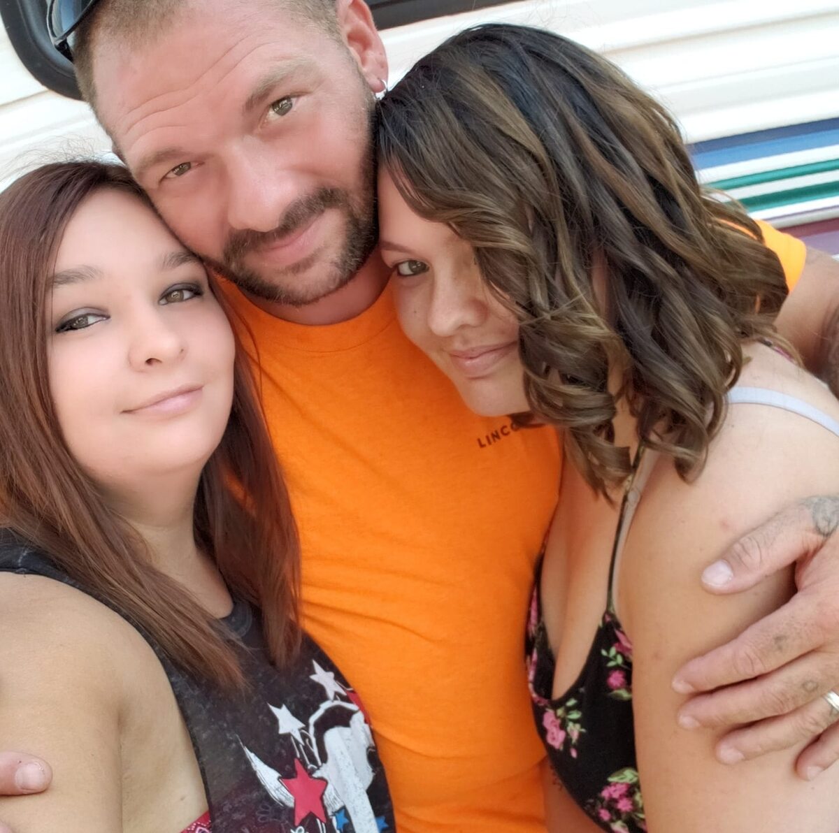 Travis Fieldgrove z córkami 