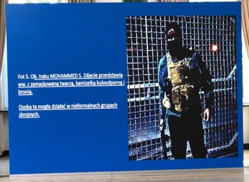 Zdjęcie z&nbsp;telefonu jednego z&nbsp;migrant&oacute;w pokazane na&nbsp;konferencji polskich służb