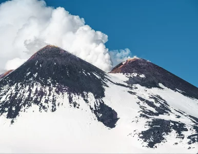 Miniatura: Etna wyrzuca lawę i popiół. Wydano żółty...