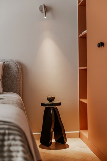 Projekt mieszkania na warszawskim Mokotowie autorstwa Deer Design to przykład spójnej aranżacji, w której funkcjonalność, kolor i jakość wykonania tworzą harmonijną, dopracowaną w każdym detalu przestrzeń do życia 