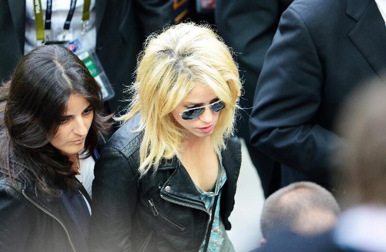 Shakira towarzyszy Gerardowi Pigue (fot. EPA/RADEK PIETRUSZKA)