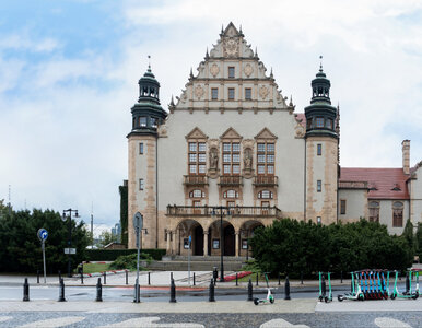 Miniatura: Zakrwawiony student na uczelni. W tle...