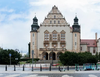 Miniatura: Zakrwawiony student na uczelni. W tle...