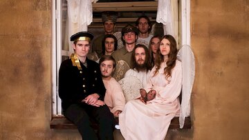 Kadr z&nbsp;filmu &bdquo;Anioły rewolucji / Angels of&nbsp;Revolution&rdquo; (2014)
