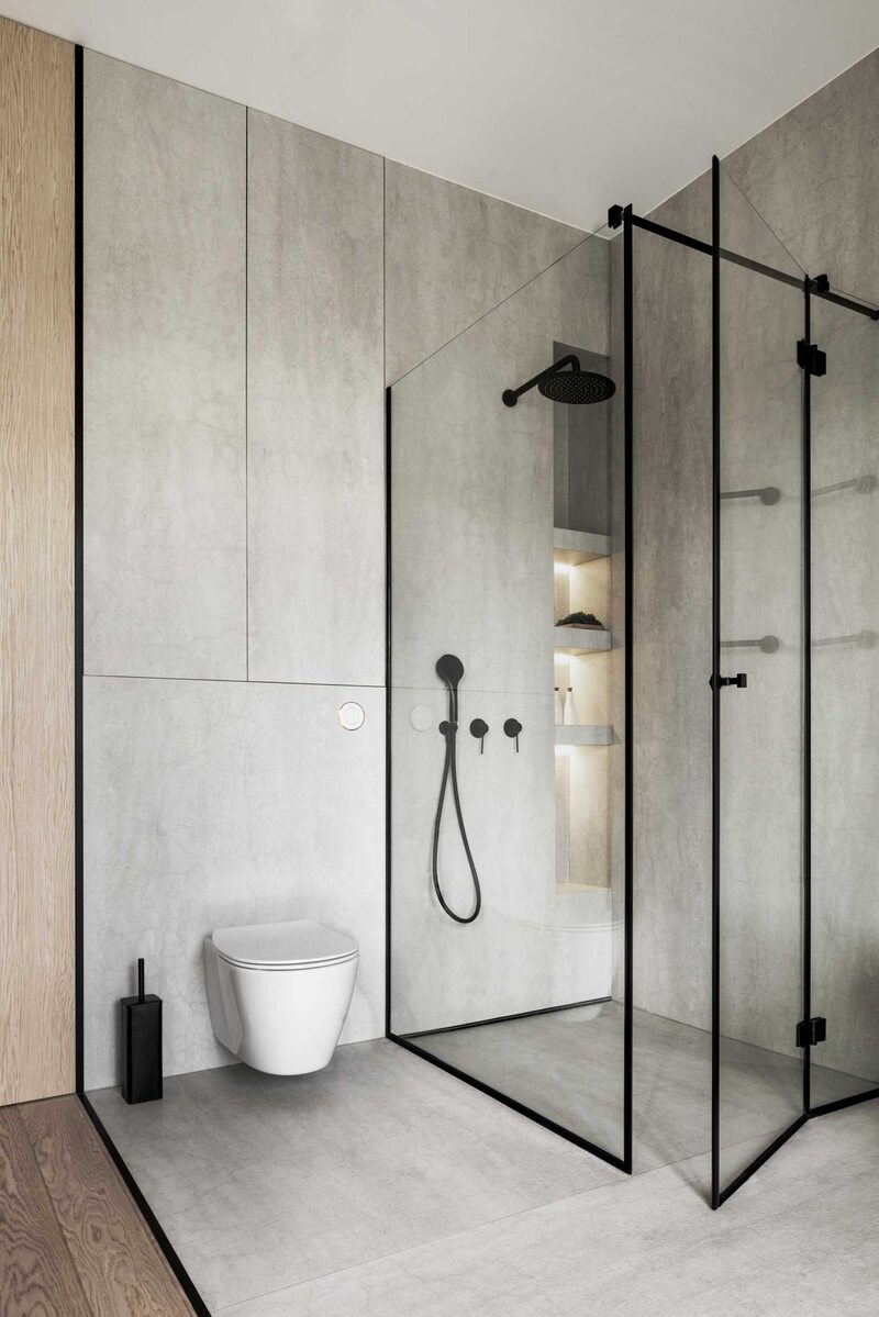 Strefa prysznica wykończona spiekiem kwarcowym Laminam Pietra di Savoia Perla, proj. Modeko Studio
