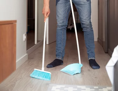 Miniatura: Babcia zakłada worek foliowy na miotłę. Ja...