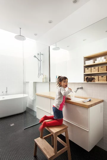 Rozbudowa starego domu – dla rodziny z dwójką dzieci v2com, czerwone schody, 1113-03, wnętrze