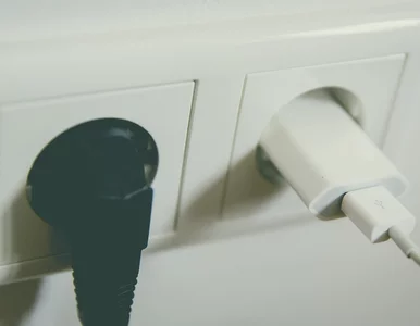 Miniatura: Zostawiasz ładowarkę w gniazdku? Sprawdź,...