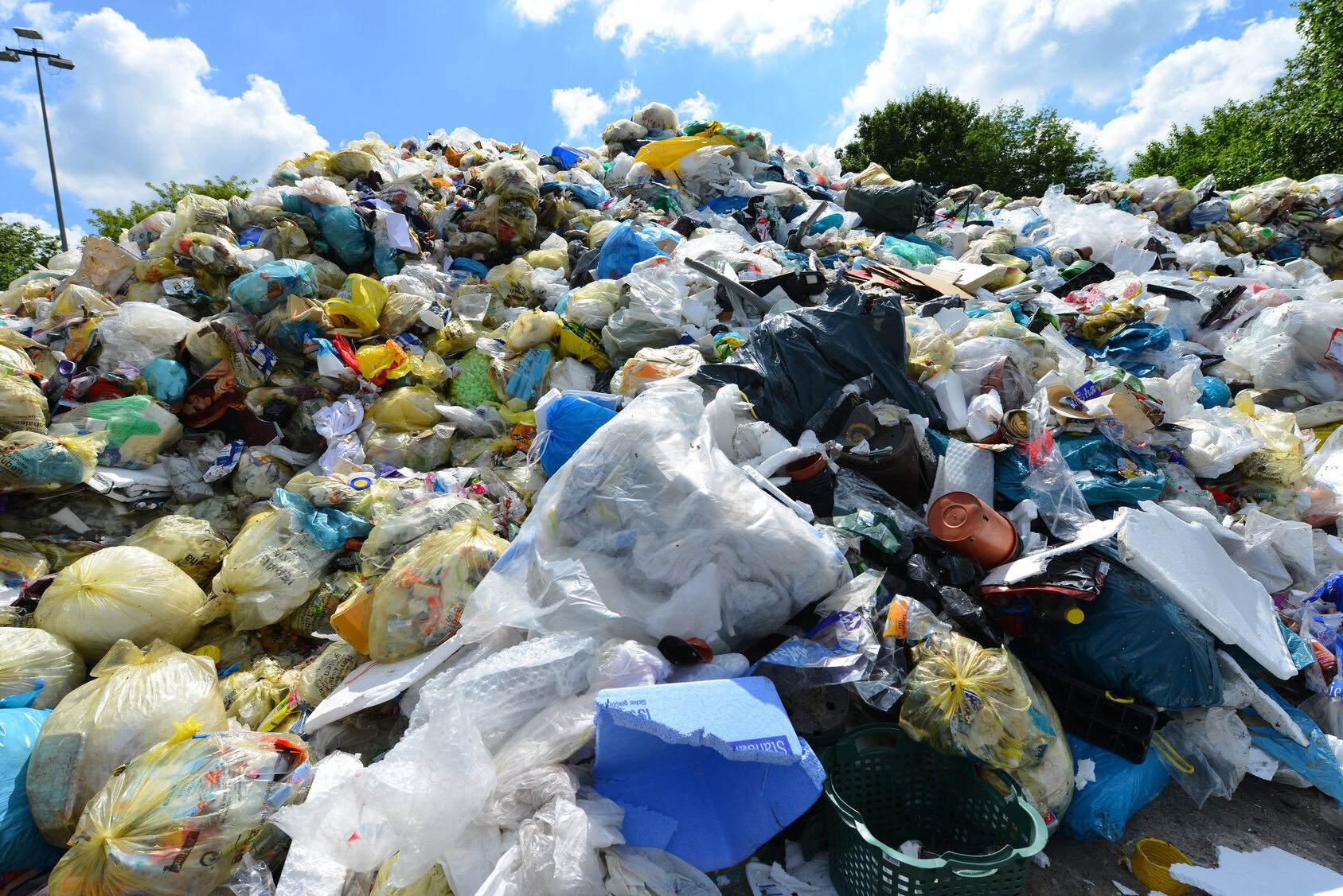 Producenci, którzy wprowadzają na rynek plastikowe opakowania, będą musieli zmierzyć się z nową opłatą. Najwcześniej od 2022 roku, rząd chce wprowadzić dodatkową opłatę recyklingową. Wyniesie ona...