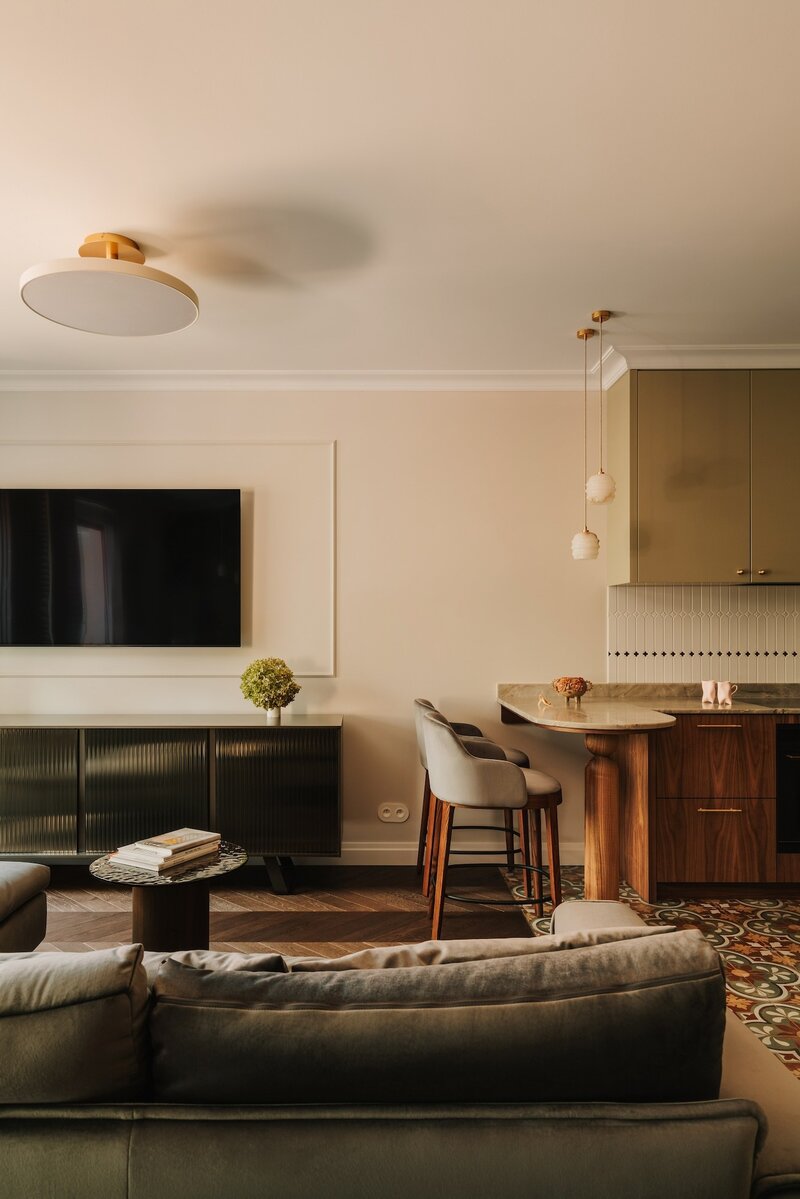 Tapicerowane hokery, miękkie linie i&nbsp;kamienny blat tworzą przestrzeń do&nbsp;rozm&oacute;w, pracy i&nbsp;codziennych spotkań &ndash; kuchnia jako centrum życia domowego to&nbsp;jeden z&nbsp;kluczowych kierunk&oacute;w nadchodzącego sezonu