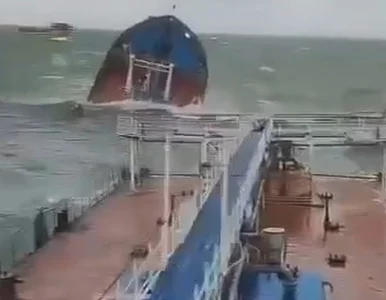 Miniatura: Katastrofa na morzu. Do wody wylewa się...