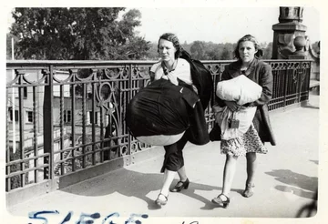 Wacława Jadziak i jej córka Janina uciekają przez Most Poniatowskiego. Mają z sobą tylko niewielki dobytek, w tym materac 