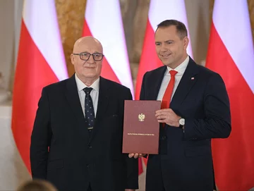Szef PKW Sylwester Marciniak i prezydent elekt Karol Nawrocki 