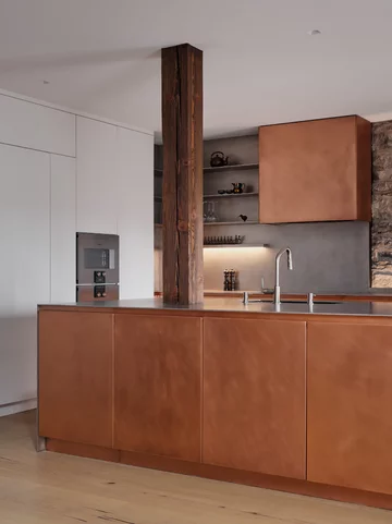 Dwupoziomowy apartament z kuchnią w kolorze miedzi Projekt: MU Architecture 