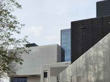 Warszawska Wytwórnia Energii, zaprojektowana przez pracownię Foroom dla MPO Warszawa, pokazuje, że nowoczesna infrastruktura może łączyć zaawansowaną technologię, wysoką jakość architektury i rozwiązania przyjazne mieszkańcom 