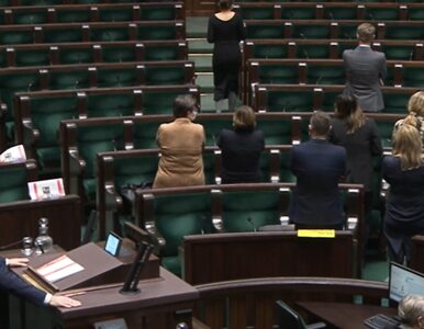 Miniatura: Akcja posłów opozycji w Sejmie. Stanęli do...