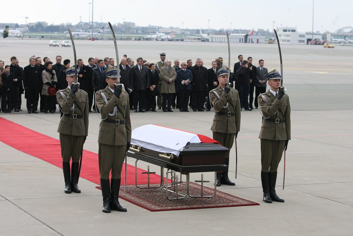 Powitanie trumny z ciałem prezydenta Lecha Kaczyńskiego 