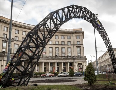 Miniatura: Policjanci patrolują teren wokół spalonej...