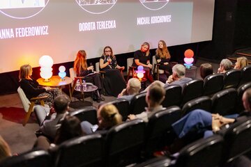 Projekcja filmu &bdquo;Jeff Koons &ndash; portret intymny&rdquo; w&nbsp;warszawskiej Kinoteka podczas spotkania z&nbsp;cyklu Kino i&nbsp;Architektura, wzbogaconego o&nbsp;dyskusję ekspercką oraz&nbsp;prezentację świetlnych rzeźb Michała Korchowca