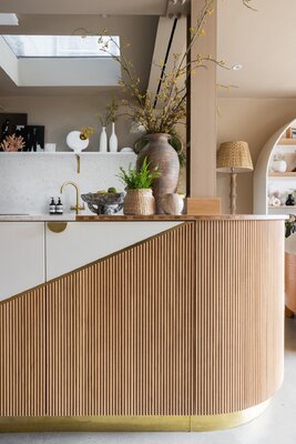 Miniatura: Kuchnia z zaokrągloną wyspą i dekoracyjnym...