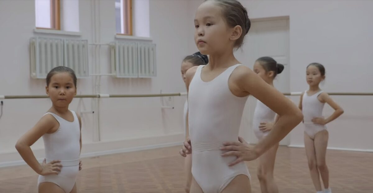 8-letnia Karina Czikitowa w szkole baletowej 