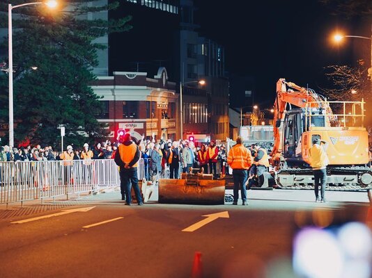 Miniatura: Artysta Mike Parr został „pochowany żywcem”