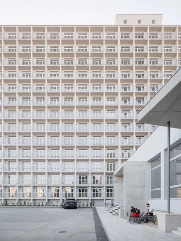 Dawny hotel robotniczy w Koszycach odzyskał modernistyczną godność, projekt  Atrium Architekti 
