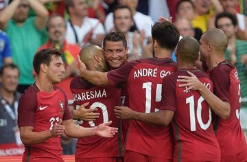 Cristiano Ronaldo w&nbsp;objęciach koleg&oacute;w z&nbsp;reprezentacji