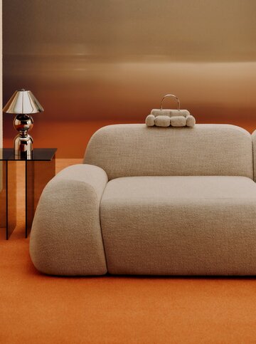 Sofa WOLKE z kolekcji Westwing Collection – rzeźbiarska forma inspirowana kształtem chmury, która definiuje przestrzeń nowoczesnego salonu 