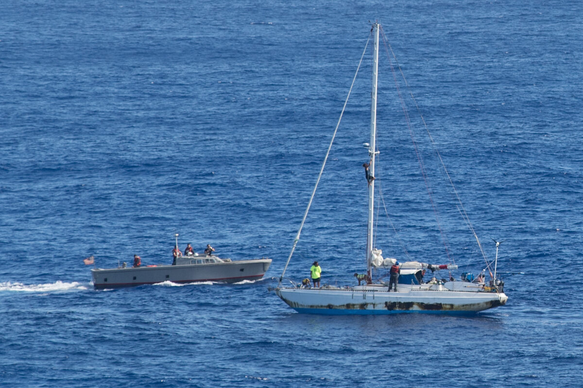 US Navy ocaliło załogę dryfującej łodzi 