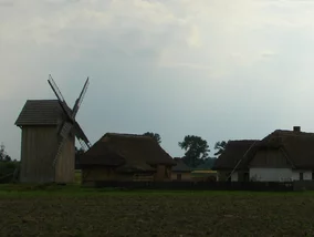 Miniatura: Wiatrak, drewniane domki i spokój. Urocza...