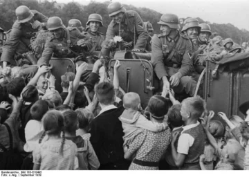 Żołnierze Wehrmachtu witani przez tczewskich volksdeutschów „Powitanie niemieckich żołnierzy radośnie poruszyło Tczew” – tak zdjęcie podpisała nazistowska propaganda