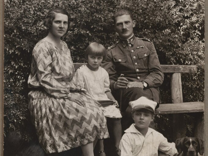 Ostr&oacute;g 1929&nbsp;r. Rodzina Zawistowskich. (Ojciec ppłk. Dezyderiusz Jan Jerzy Zawistowski ps. &bdquo;Zerwicz&rdquo;, matka Leonarda Zawistowska z&nbsp;d. May, brat Jerzy Zawistowski, Hanna Zawistowska)