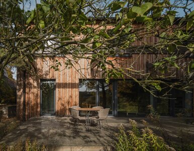 Miniatura: Z zewnątrz nowoczesna stodoła, w środku...