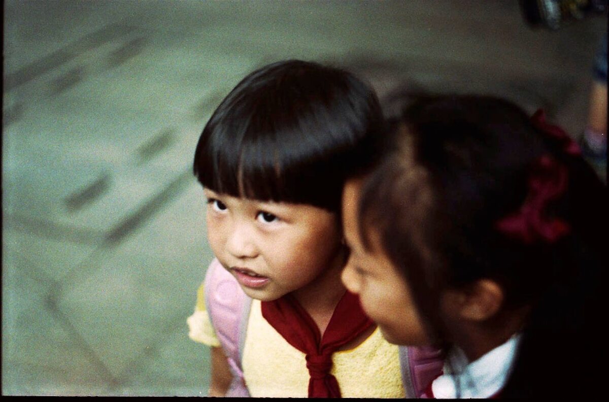 Dwie 5-letnie dziewczynki wracające ze szkoły w Chongqing (fot. Kinga Pawlukiewicz)