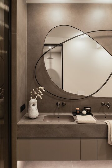 Apartament na warszawskim Mokotowie zaprojektowany przez VIA NOVA – przykład soft architecture, w której technologia KNX, stonowana paleta taupe i konsekwencja materiałowa budują ponadczasowy klimat 