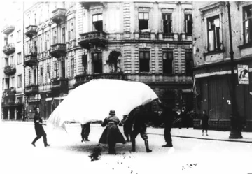 Około 300 alianckich samolotów dostarczało pomoc dla walczącej Warszawy. Ile z nich zostało zestrzelonych przez Niemców?