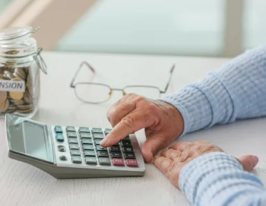 Miniatura: ZUS wypłaca 654 zł co miesiąc. Wystarczy...