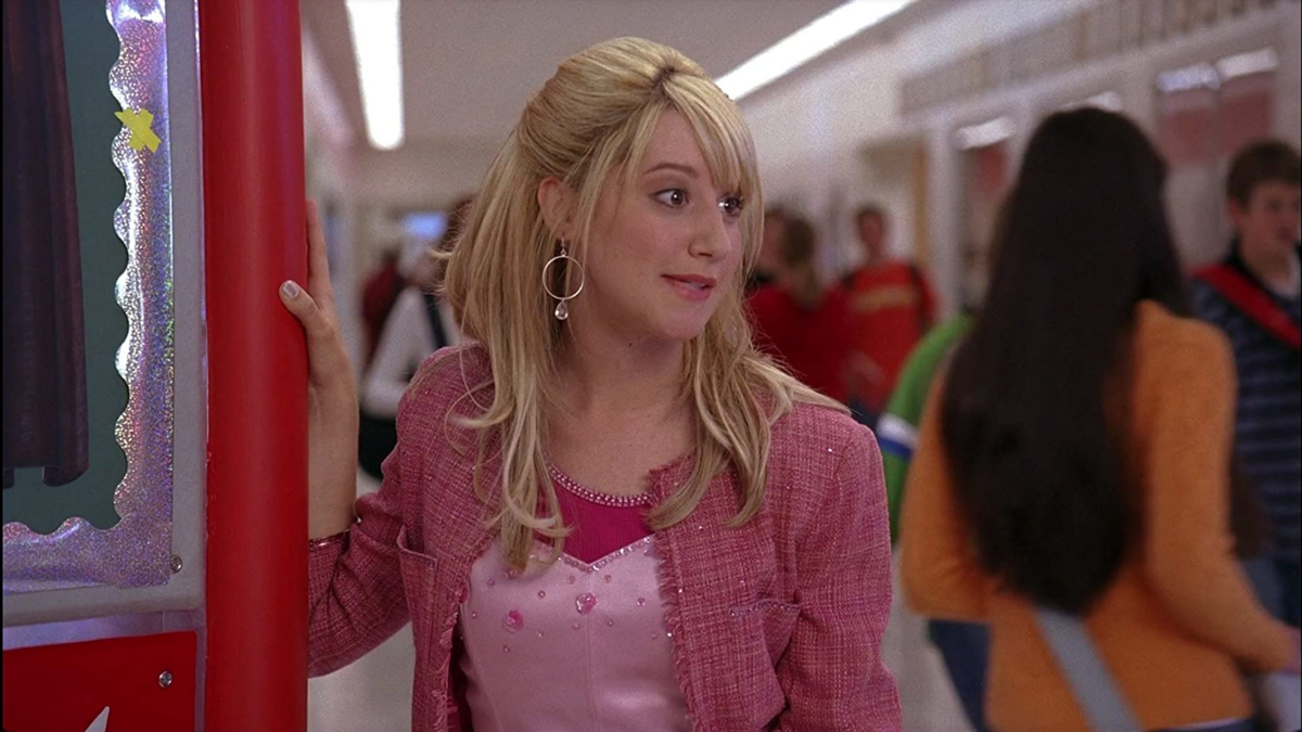 Ashley Tisdale jako Sharpay Evans w filmie „High School Musical” (2006) 